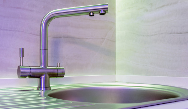 Opraskan granitni pomivalnik: kako odstraniti praske?