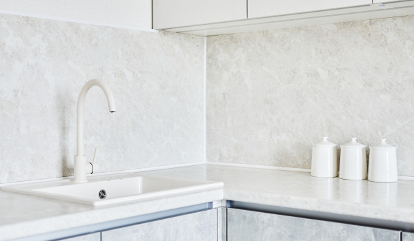 Pomivalnik iz kompozita - kako zanj poskrbeti?