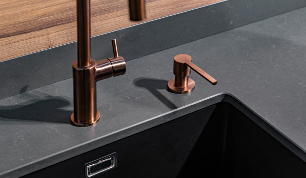 Pomivalno korito z dozirnikom, praktično pomivalno korito