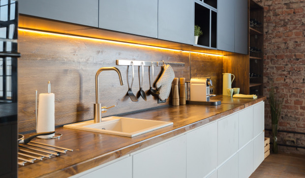 Kaj med omarami v kuhinji – poceni in hitro osvežite z nami!