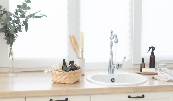 Pomivalno korito pod oknom v kuhinji - da ali ne?