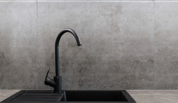 Veliko korito ponuja več možnosti - prednosti velikih pomivalnih korit