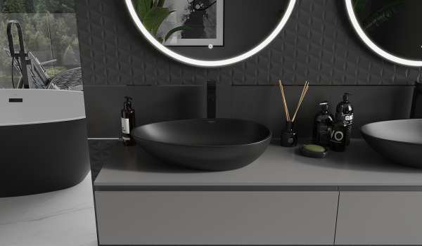 Umivalniki iz konglomerata v sivo-črni kopalnici