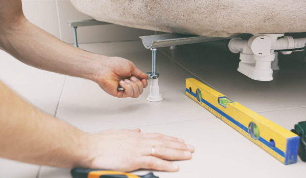 Kako namestiti pravokotni tuš kad?