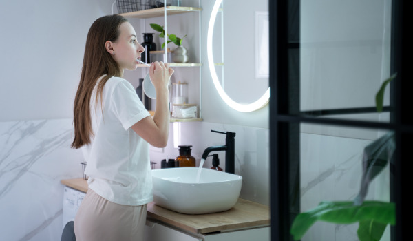 Kako okrasiti ogledalo brez okvirja?