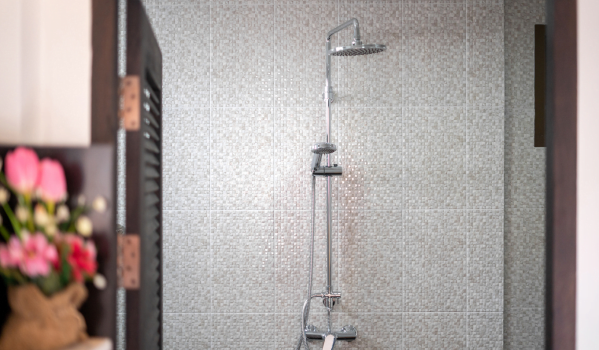 Kako odstraniti vodni kamen iz pršne glave tuša?