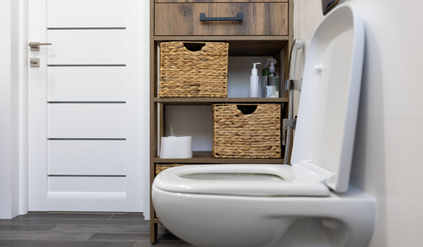 WC školjka z obodom ali brez?