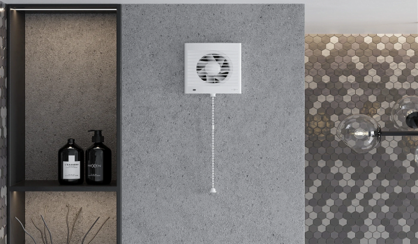 Ali je kopalniški ventilator lahko nad tušem?