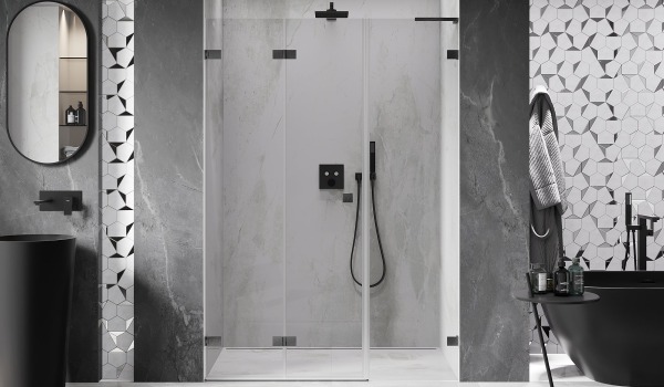 Kopalnica z geometrijskimi ploščicami na steni