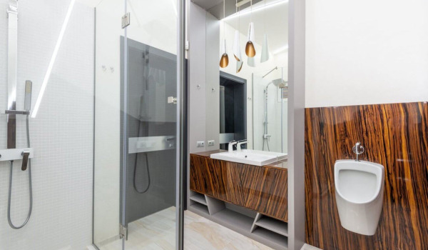 Pisuar doma — ali ga je vredno imeti?