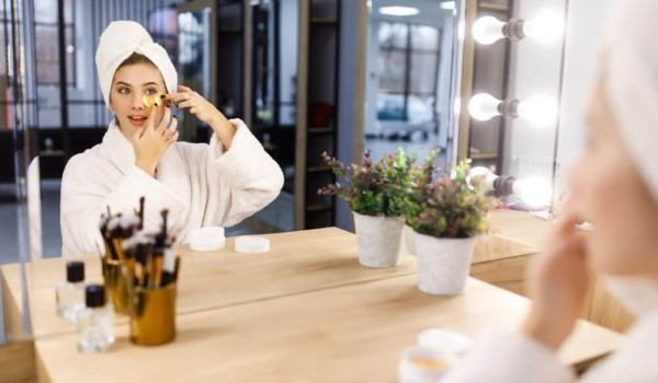 Katero ogledalo za ličenje izbrati?