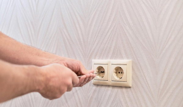 Višina vtičnice pri umivalniku in še več - koliko naj znaša?