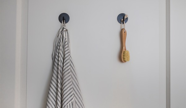 Kako namestiti kopalniške dodatke na priseskih, da ne bodo padali?