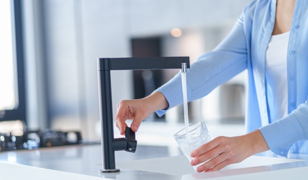 Kateri filter za pitno vodo pod umivalnikom izbrati? Kako deluje?