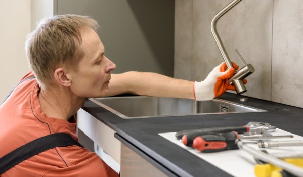 Kako odmašiti kuhinjsko korito? Domači načini za njegovo odmašitev