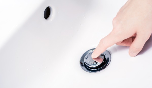 Kako deluje klik-klak zamašek?