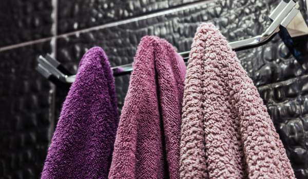 Kako obesiti kljukice na zidne vložke?