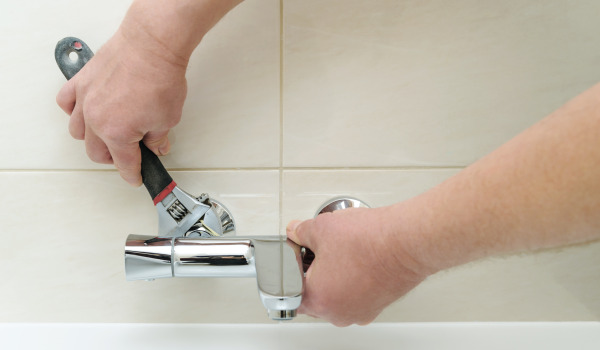 Kako namestiti podometni kopalniški sistem?