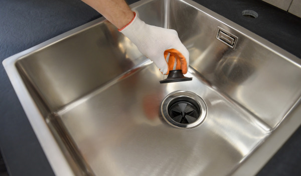 Kako namestiti avtomatski zamašek za umivalnik?