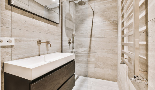 Podometni pršni sistem - funkcionalnost in sodoben dizajn