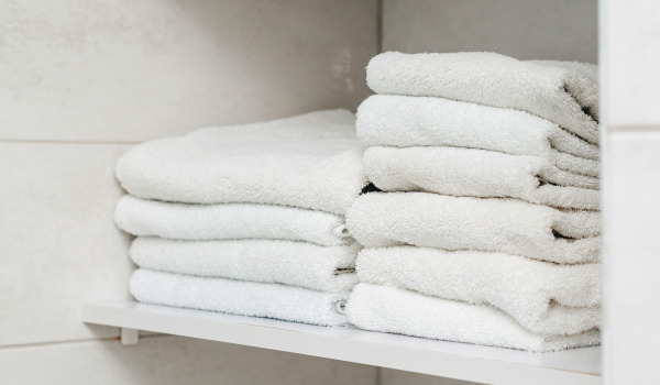 Kako obesiti kopalniško polico?