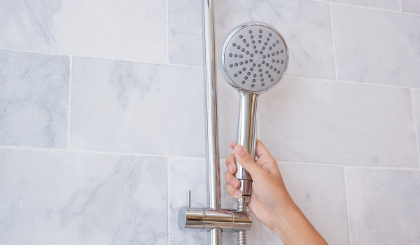 Na kateri višini namestiti pršno ročko?