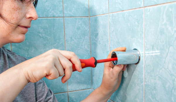 Kako namestiti tuš nosilce?